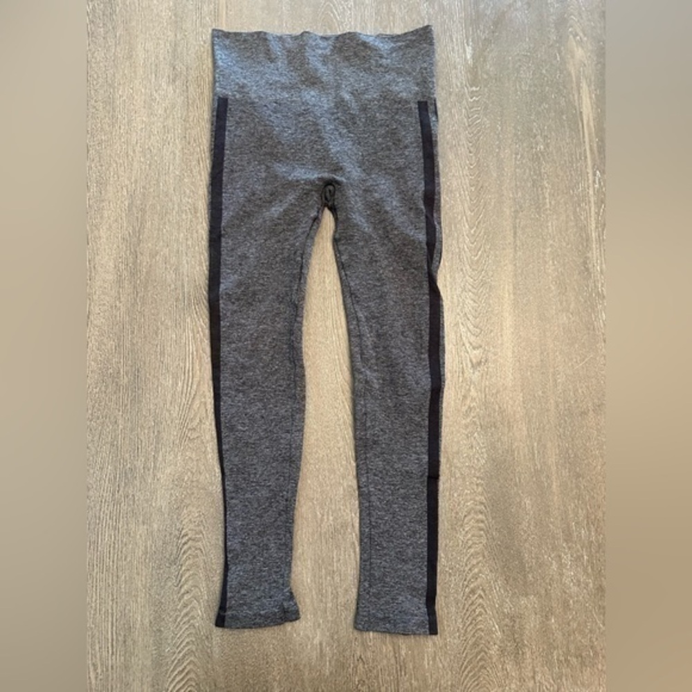 ASSETS BY SPANX GREY AND BLACK LEGGINGS - Size Small SKU:405